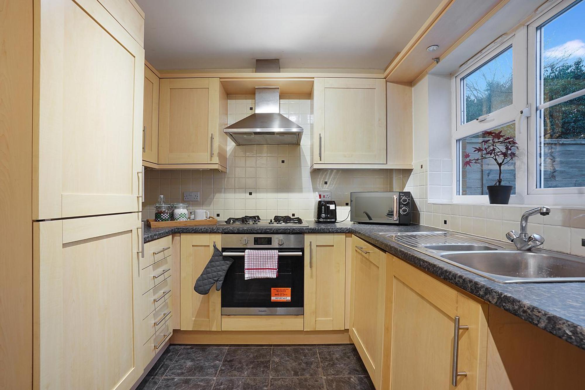 Comfortable Stylish Townhouse In Ashford Sleeps 5 Netflix 2 Parking Spaces Perfect For Contractors And Families Exterior photo